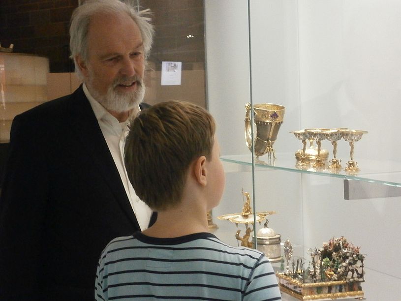 Schüler und Museums-Mitarbeiter im Gespräch