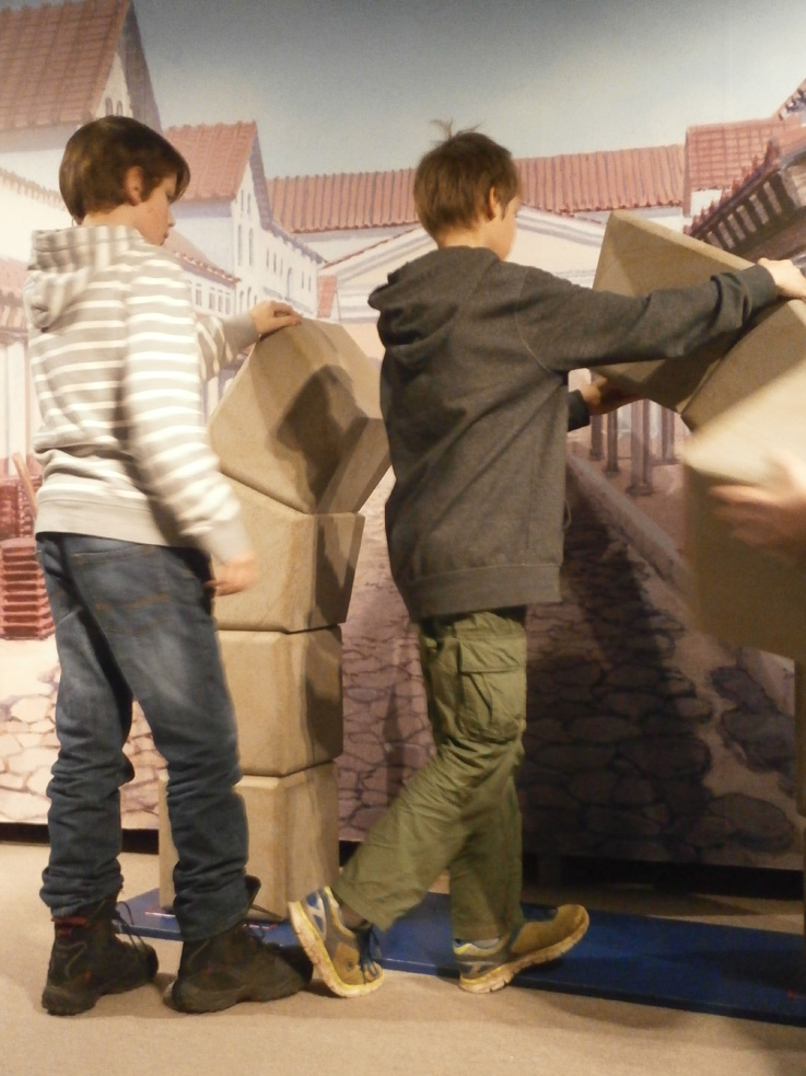 Ob das wohl hält? Schüler bauen eine Bogenbrücke im Mitmach-Teil der Rom-Ausstellung